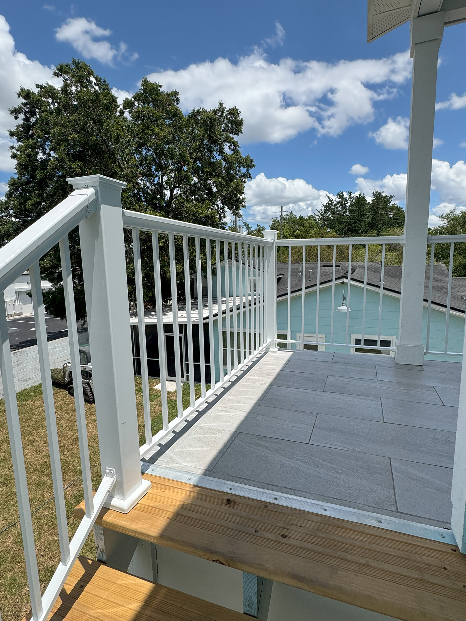 Aluminum deck railing on a modern outdoor deck